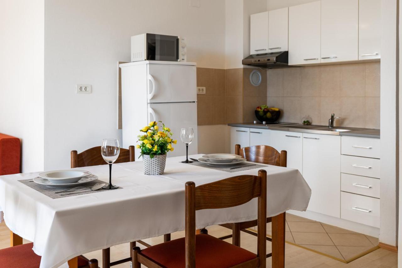 Villa Mirela เพทรอซาเน ภายนอก รูปภาพ