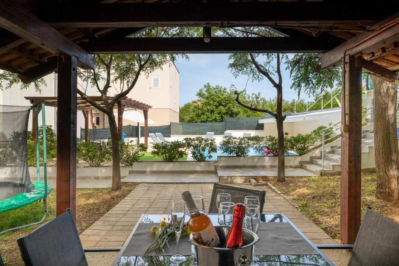 Villa Mirela เพทรอซาเน ภายนอก รูปภาพ